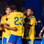 Joven futbolista de Atlético Nacional durante un partido oficial mientras crece el interés del Liverpool.