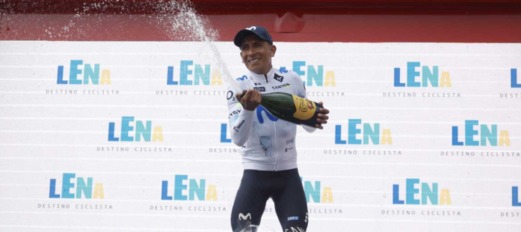 Nairo Quintana celebrando con el maillot de líder tras asegurar el título de la Vuelta a Asturias en Oviedo.