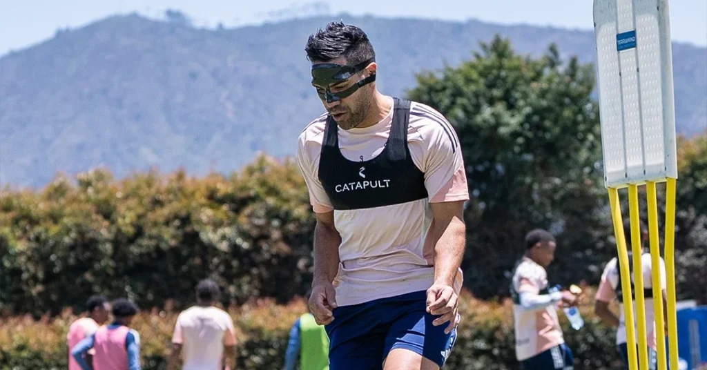 Falcao entrenamiento mascara