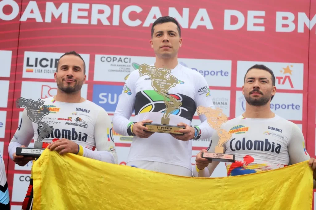 Podio del Campeonato Panamericano de BMX en Bogotá con varios corredores colombianos celebrando sus medallas.