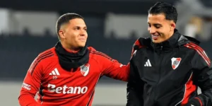 Juan Fernando Quintero y Kevin Castaño durante la final entre River Plate y Belgrano en el estadio Mario Kempes.