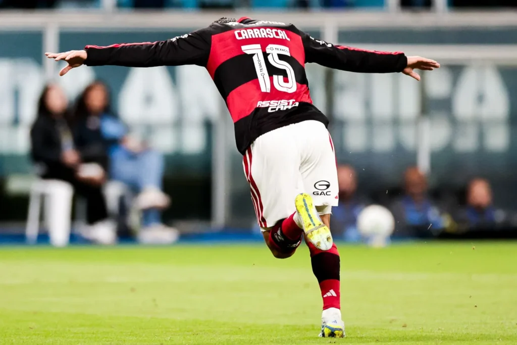 Jorge Carrascal celebra su gol con Flamengo en el partido frente a Gremio por el Brasileirao.