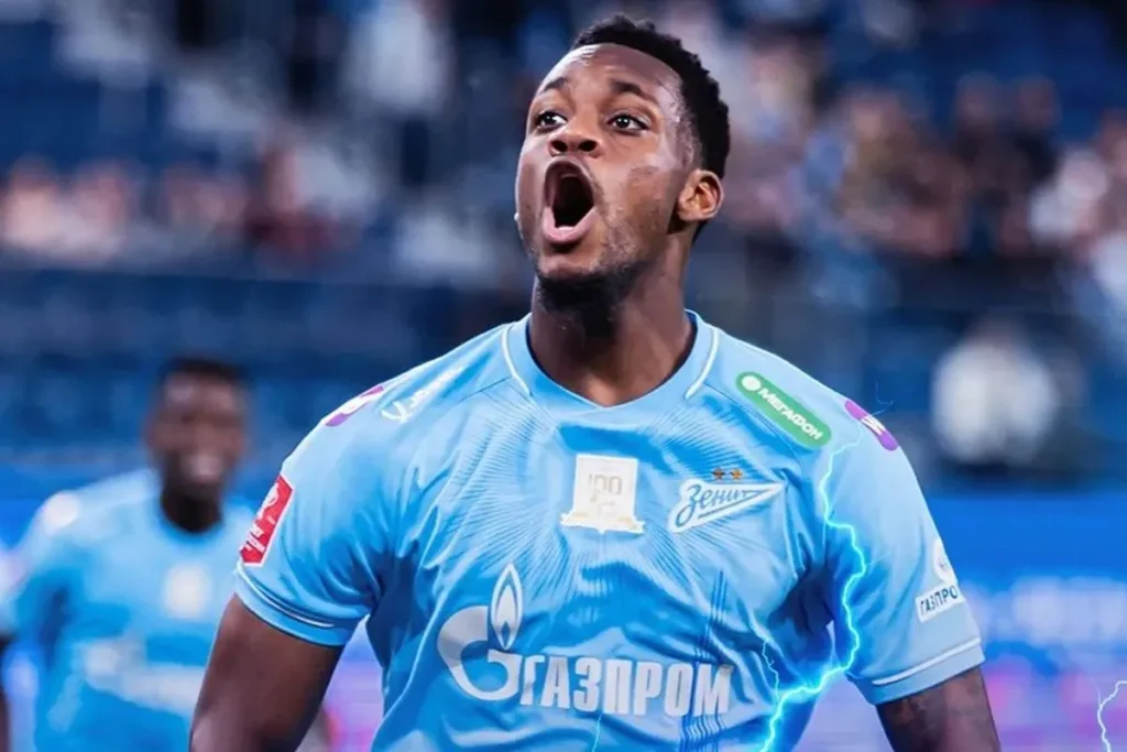 Jhon Durán durante un partido con Zenit antes de perderse la última fecha de la liga rusa.