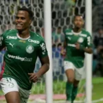 Jhon Arias celebra uno de sus goles con Palmeiras en partido de Copa Libertadores.