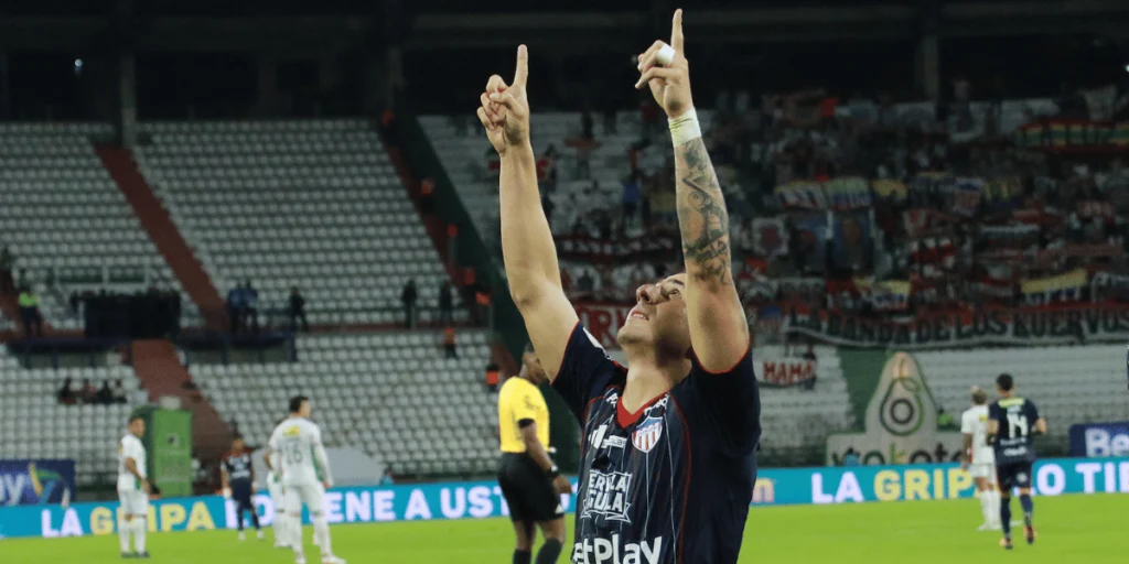 Guillermo Paiva celebra el gol de Junior ante Once Caldas en el estadio Palogrande por los playoffs de Liga BetPlay.