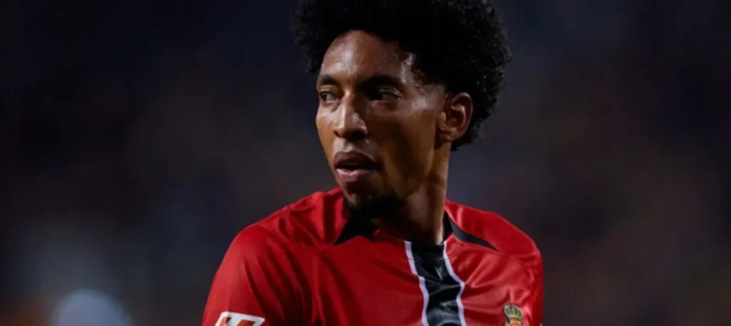Johan Mojica durante el partido entre Mallorca y Levante que dejó al club cerca del descenso en LaLiga.