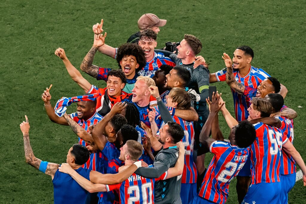Daniel Muñoz y Jefferson Lerma celebran el título de Crystal Palace tras vencer al Rayo Vallecano.