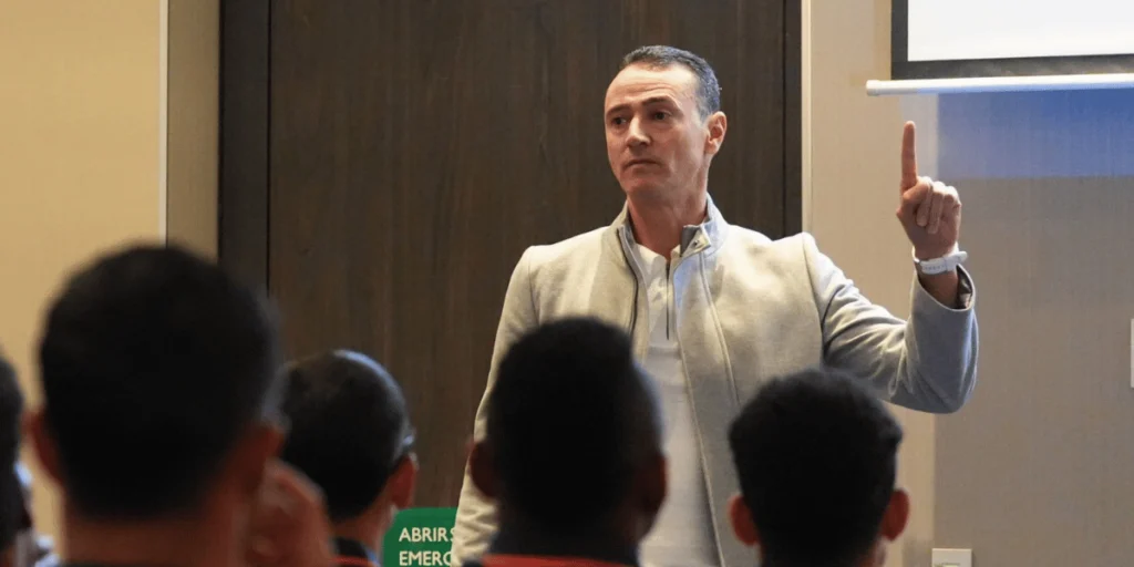 Wilmar Roldán conversa con Luis Díaz durante una actividad de la Selección Colombia previa al Mundial 2026.