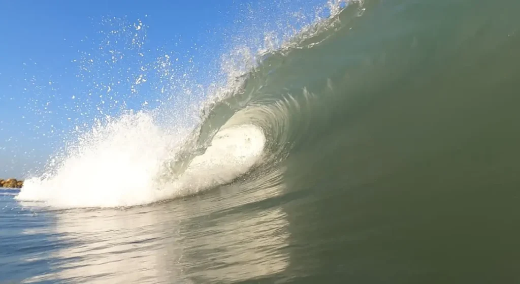 LA PROXIMA OLA Playa Las Velas, Cartagena Foto: Hugo González Chalela @surfing_cartagena