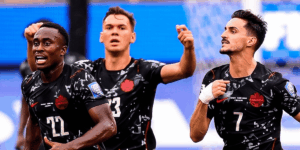 Los jugadores de Canadá celebran el gol de Stephen Eustaquio que les dio la clasificación a los octavos de final del Mundial 2026 ante Sudáfrica.
