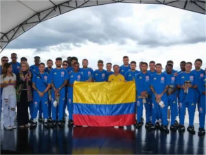 Jugadores de la Selección Colombia antes de abordar el vuelo que los llevó a Estados Unidos para disputar el Mundial 2026.