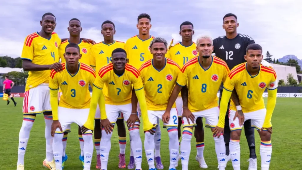 Jugadores de la Selección Colombia Sub-20 lamentan una oportunidad desperdiciada durante la derrota ante China en el Torneo Maurice Revello.