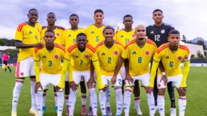 Jugadores de la Selección Colombia Sub-20 lamentan una oportunidad desperdiciada durante la derrota ante China en el Torneo Maurice Revello.