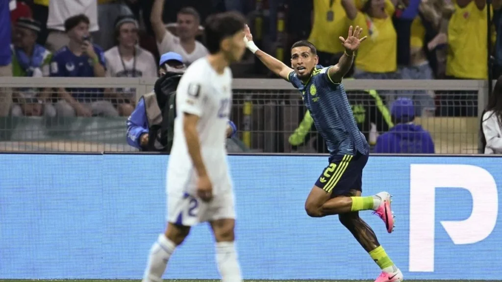 Daniel Muñoz celebra el gol con el que Colombia derrotó a Uzbekistán en su debut en el Mundial 2026 en el Estadio Ciudad de México.