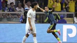 Daniel Muñoz celebra el gol con el que Colombia derrotó a Uzbekistán en su debut en el Mundial 2026 en el Estadio Ciudad de México.
