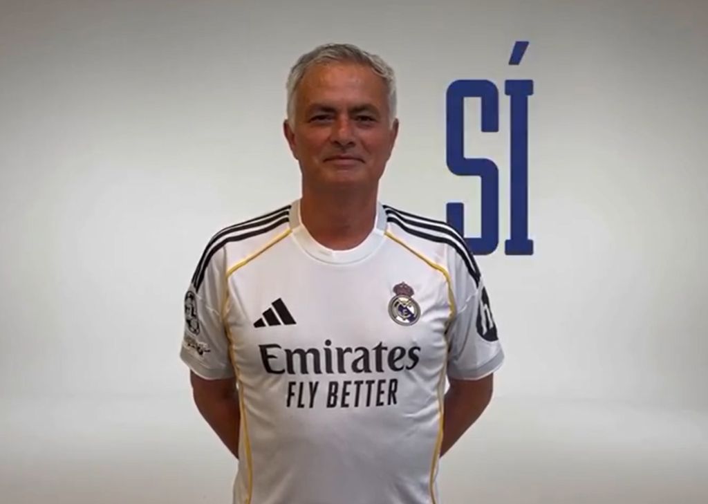 Imagen de José Mourinho junto al escudo del Real Madrid tras el anuncio realizado por Florentino Pérez durante la campaña electoral.
