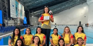 Las jugadoras de la Selección Colombia Sub-19 de hockey subacuático celebran con la bandera nacional tras conquistar el Mundial en Turquía.