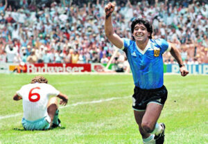 Jugadores de Argentina e Inglaterra durante un partido mundialista, en la antesala de una semifinal marcada por la historia y la rivalidad.