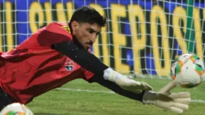 El arquero del Independiente Medellín sostiene el balón mientras el árbitro realiza el conteo de los ocho segundos durante un partido de la Liga BetPlay.