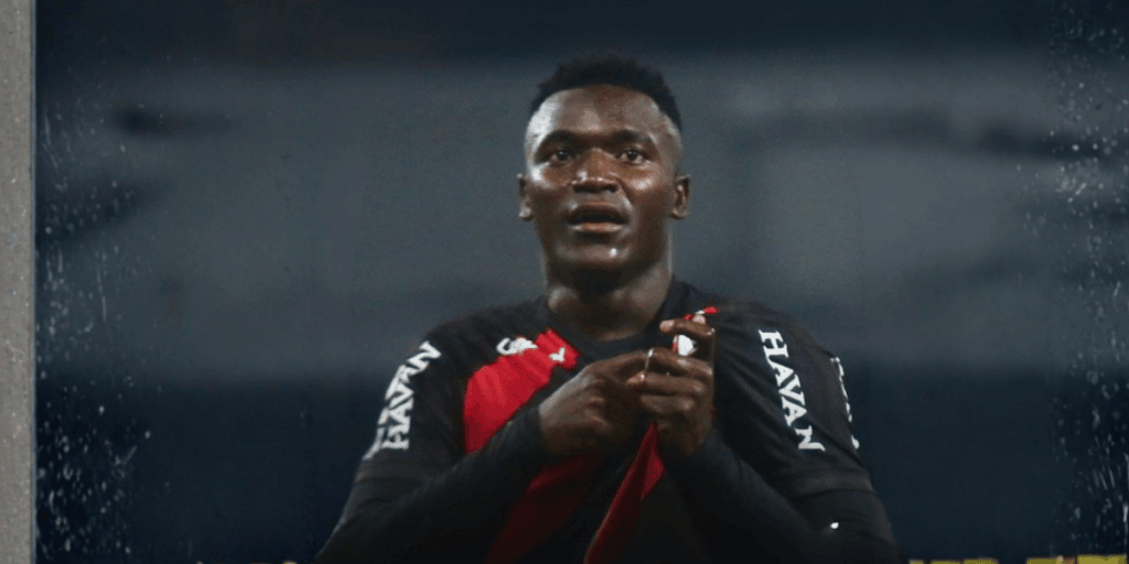 Kevin Viveros celebra uno de sus goles con la camiseta del Athletico Paranaense durante un partido del Brasileirao.