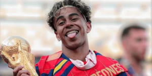 Lamine Yamal celebra con el trofeo de la Copa del Mundo tras la consagración de España en el Mundial 2026.